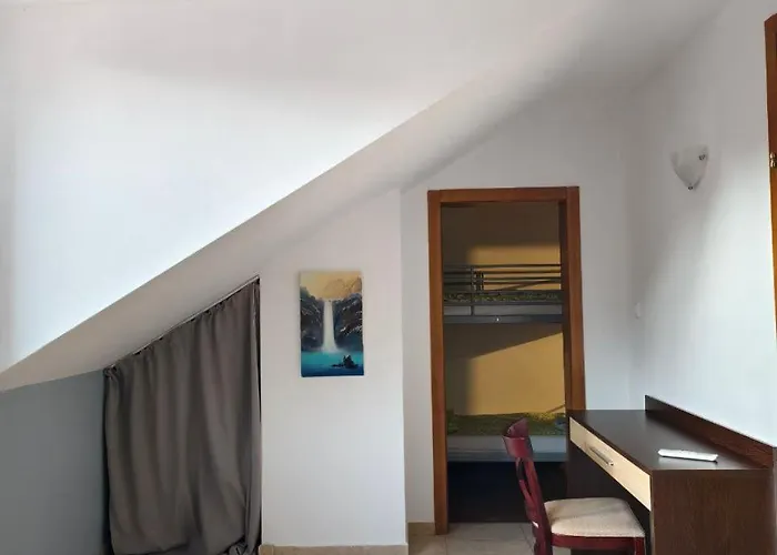 Lara's Cosy 200 M From Lift *